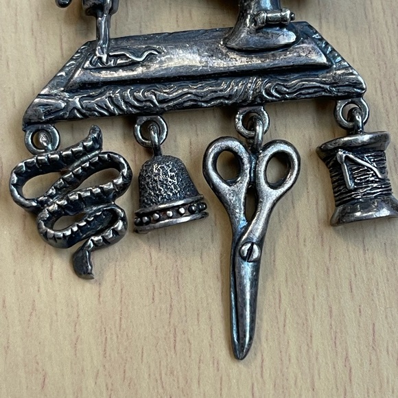 Sewing Machine Brooch - Picture 2 of 4